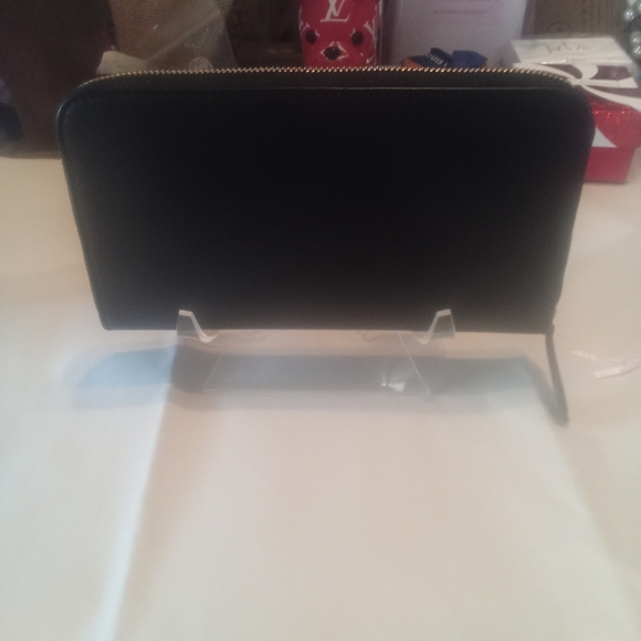 Like New Burberry Wallet - Picture 3 of 11